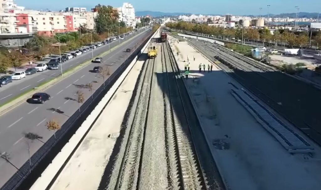 Hekurudha Tirane-Rinas-Durres, Balluku: Ne nentor nis ndertimi i stacioneve